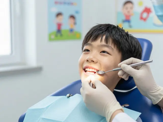 Kdy rostou poslední stoličky? Vše, co potřebujete vědět o vývoji trvalých zubů u dětí