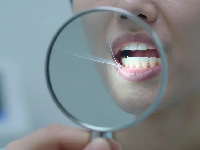 Jak na zničenou sklovinu? Praktické kroky, co dělat při prasklinách na zubech