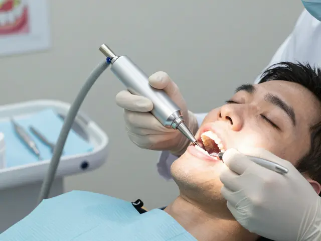 Co je pískování zubů a proč ho doporučují zubaři?