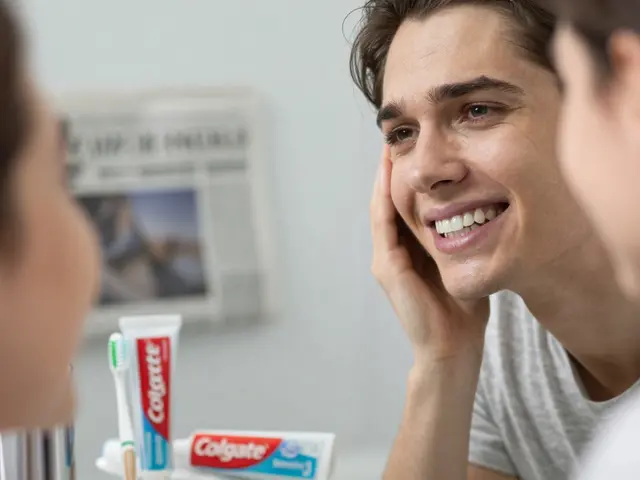 Přežijte první týdny s novými celokeramickými fazetami: Praktický průvodce pro začátečníky