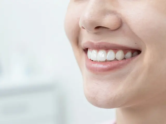 Co nejíst po bělení zubů? Seznam zakázaných potravin a tipy pro bílejší úsměv