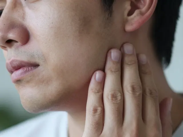 Jak poznat, že vám rostou osmičky? Příznaky a tipy na úlevu