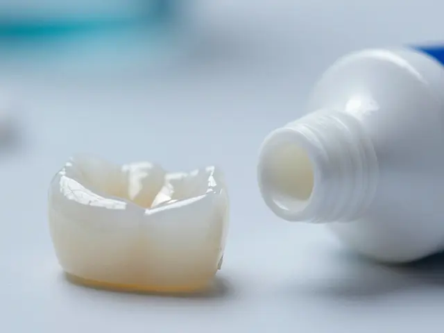 Proč nepoužívat zubní pastu na keramické onlay? Rizika a správná péče
