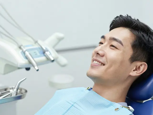 Jak dlouho se po dentální hygieně nesmí jíst? Kompletní průvodce péčí